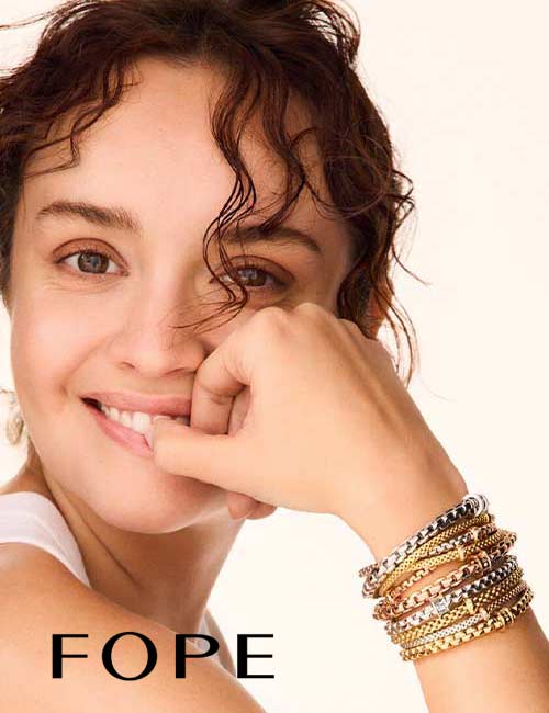 Gold Armschmuck von Fope. Die Flexittechnologie macht das Armband und Ringe so elastisch das es keinen Verschluss benötigt.